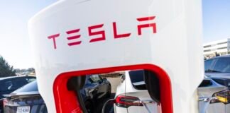 Acciones de Tesla caen tras recomendación de votar en contra del pago a Musk