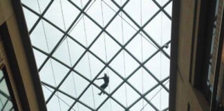 Borracho se quedó dormido en el techo de vidrio de un Centro Comercial