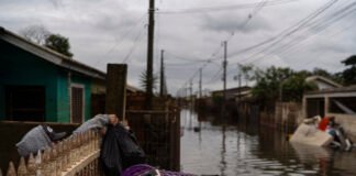 Porto Alegre cumple un mes inundada y rodeada de basura