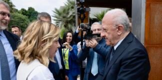 Meloni, al político que la insultó: Presidente De Luca, soy la imbécil de Meloni. ¿Cómo está? La primera ministra increpa a De Luca. TheFredoomPost