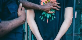 Gobernador de Tennessee firma ley para aprobar pena de muerte a violadores de niños