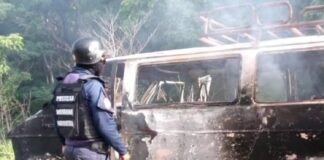 Dos personas murieron quemadas al incendiarse una buseta