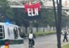 Instalan una bandera del ELN en un puente peatonal de Bogotá