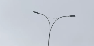 Zozobra genera entre conductores poste ladeado sobre la Panamericana cerca de Los Cerritos