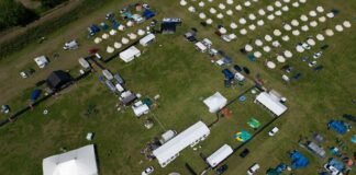 Festival ‘swingers’ perturba la paz de pueblo británico