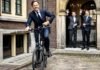 En bicicleta y sin seguridad: así fue la despedida de Mark Rutte tras su último día como Primer Ministro de los Países Bajos