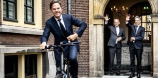 En bicicleta y sin seguridad: así fue la despedida de Mark Rutte tras su último día como Primer Ministro de los Países Bajos