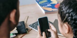 Italia veta el uso de los móviles en colegios e institutos