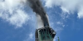 Aguja de la catedral de Rouen envuelta en llamas