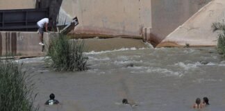 Rescatan a 54 migrantes en el río Bravo en un operativo entre México y EEUU