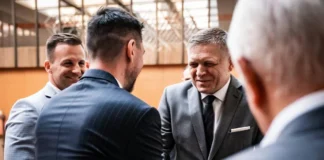 El primer ministro eslovaco vuelve al trabajo tras el atentado que sufrió en mayo