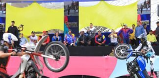 A “caballito” y con rodilleras: El indignante show de motopiruetas durante desfile militar del #5Jul