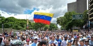 Cientos de manifestantes protestan justo antes del inicio hoy lunes de la Convención Nacional Demócrata