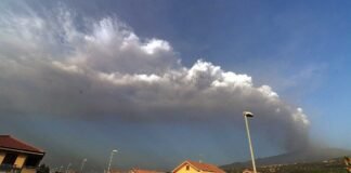 La nueva erupción del volcán Etna interrumpe vuelos en Catania