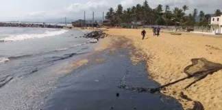 Derrame petrolero se mantiene en las costas del centro occidente