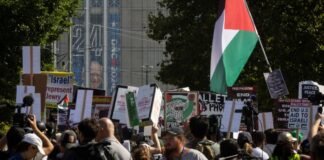 Tensa situación frente al Consulado de Israel en Chicago, a pocas cuadras de la convención Demócrata