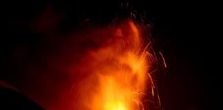Masivas explosiones en el volcán Etna, Sicilia