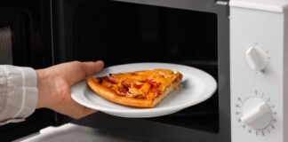 Recibe una multa tras calentar una pizza en el microondas