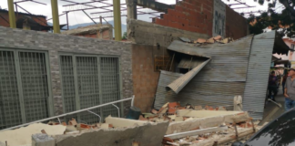 Un fallecido y tres heridos dejó el colapso de una pared en Catia