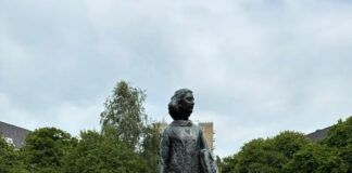 Vandalizan con pintura roja una estatua de Ana Frank en Ámsterdam