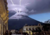 Tormenta eléctrica impacta un volcán en Guatemala