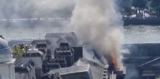 Bomberos atienden incendio en emblemático edificio de Londres