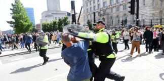 Batalla campal entre Ingleses e irlandeses vs Musulmanes y sectores pro/migración ilegal, tras asesinato de 3 niñas por adolescente musulmán