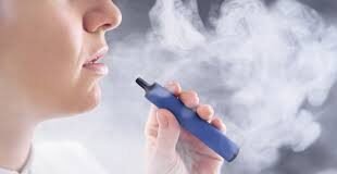 En las fábricas de China, los vapeadores son probados a gran escala, con empleados que pueden llegar a inhalar hasta 10 mil caladas por turno