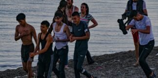 Se reporta que miles de jóvenes marroquíes se preparan para entrar en Ceuta desde Castillejos, invadiendo ilegalmente territorio de España