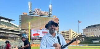 Jorge Glem interpretó el himno de EEUU con su cuatro venezolano en Detroit