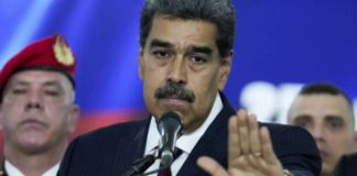 Maduro se queja de “robo” de su avión