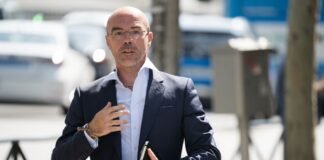 Eurodiputado Buxadé lidera ofensiva contra embajador español en la UE por permitir venta de carne artificial en España