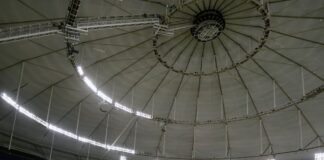 El techo del Tropicana Field sufre daños importantes por el huracán Milton