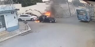 Video: Impresionante momento en el que ciudadanos rescatan a mujer y su hija de un auto en llamas