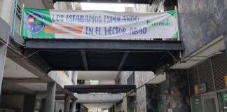 En un colegio colombiano se canta también el himno de Venezuela al izar la bandera