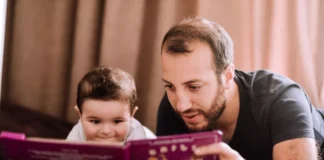 Padres denuncian a escuela por obligar a su hijo a leer libros con temática LGBT