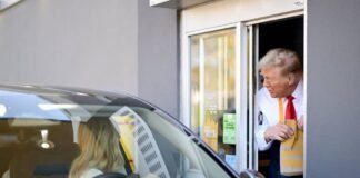 Trump cocina papas en un McDonald´s para desmentir a Harris