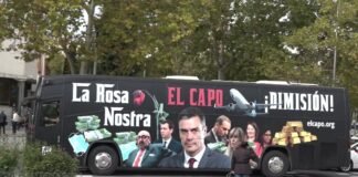 Nuevo autobús que muestra a Sánchez como el capo mafioso