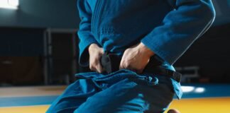 Hombre usa jiu-jitsu para bloquear el ataque de un perro