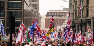 Protestan contra la inmigración ilegal en una manifestación organizada por Tomy Robinson