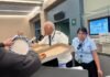 Un piloto sorprende a pasajeros con pizzas tras retraso de vuelo