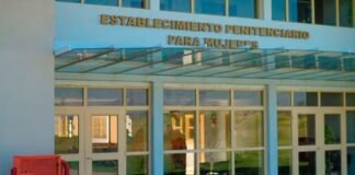 Un hombre que estaba en la cárcel de mujeres por decir que es trans, violó y embarazó a una presa