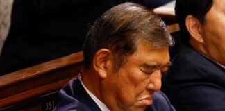 Primer ministro de Japón se duerme durante votación de reelección