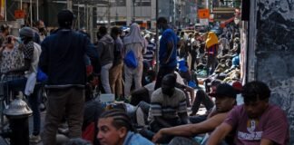 Nueva York anuncia cierre de uno de los campamentos más grande de migrantes