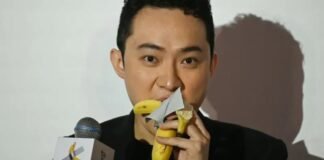 Criptomillonario se come la banana pegada a la pared que compró por 6 millones de dólares