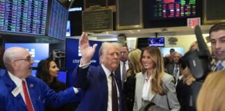 El presidente electo Donald Trump tocó la campana de la Bolsa de Nueva York por primera vez