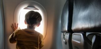 Niño hizo ‘pataleta’ porque una mujer no le dio su silla en avión y la mamá la acusa de falta de ‘empatía’