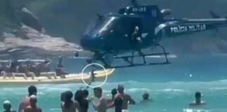 ¡Se lo devolvió! Bañista devuelve a la policía rifle que cae al mar desde un helicóptero