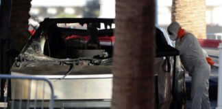 Tesla Cybertruck cargado de pirotecnia y bombas de gas estalla frente a hotel de Trump en Las Vegas