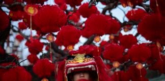 China recibe entre festejos el año de la serpiente, símbolo tradicional de sabiduría